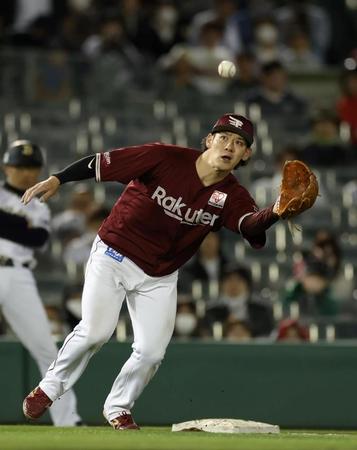 　９回、大城の打球をエラーする伊藤裕（撮影・山口登）