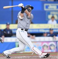 　１回、先制の右越え３ランを放つ安田（撮影・開出牧）