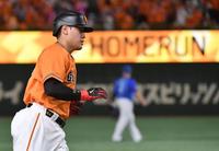 　２回、左越えにソロを放った岡本和（撮影・佐々木彰尚）