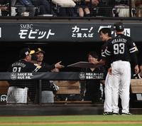 　２回、通算２０００投球回を達成した和田（右）に声をかける藤本監督（左）＝撮影・中島達哉