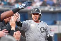 　２回、左越えソロを放ちナインとタッチを交わす田村（撮影・開出牧）