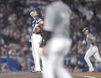 　３回、安田（右後方）に２打席連続３ランを打たれた今井（撮影・開出牧）