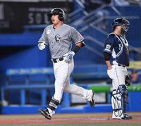 　４回、左越えソロを放ち生還した池田（左）。捕手・古賀（撮影・開出牧）