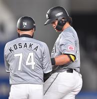 　７回、プロ初安打となるショート内野安打を放ち出塁した山本（右）。左は小坂コーチ（撮影・開出牧）
