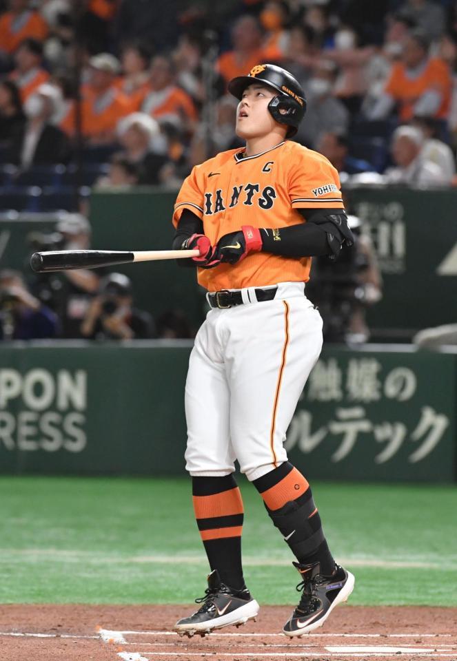 　２回、岡本和は左越えにソロを放つ（撮影・佐々木彰尚）