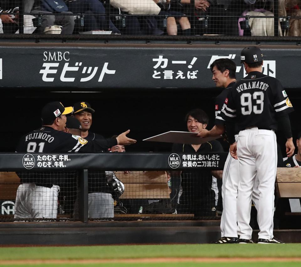 　２回、通算２０００投球回を達成した和田（右）に声をかける藤本監督（左）＝撮影・中島達哉