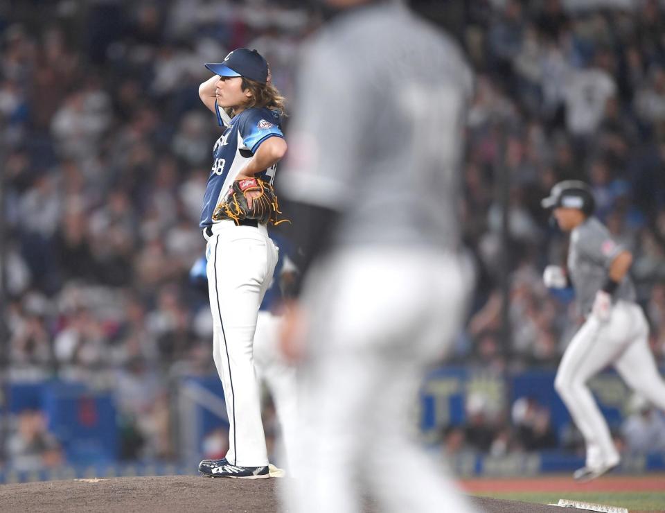 　３回、安田（右後方）に２打席連続３ランを打たれた今井（撮影・開出牧）