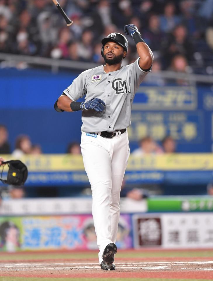 　７回、右越えソロを放ちバットを放り投げるポランコ（撮影・開出牧）