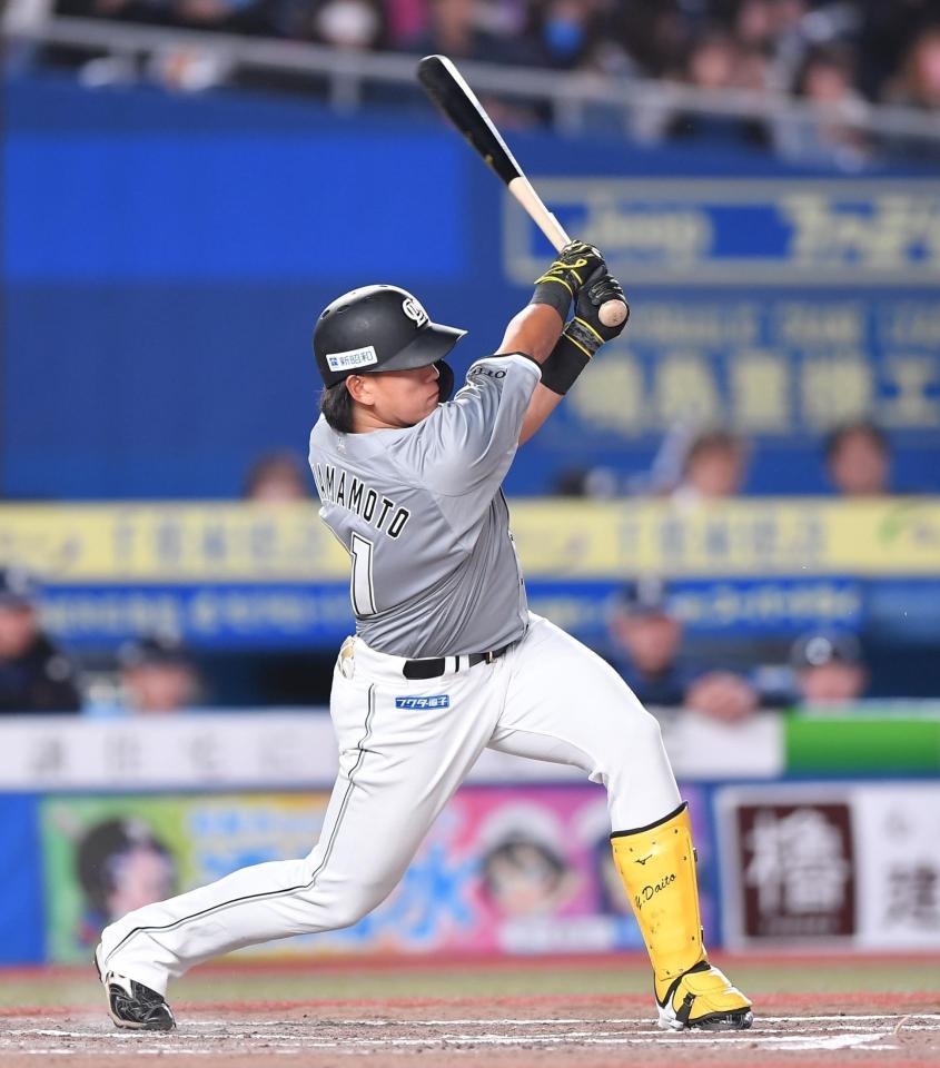 　７回、プロ初安打となる内野安打を放つ山本（撮影・開出牧）
