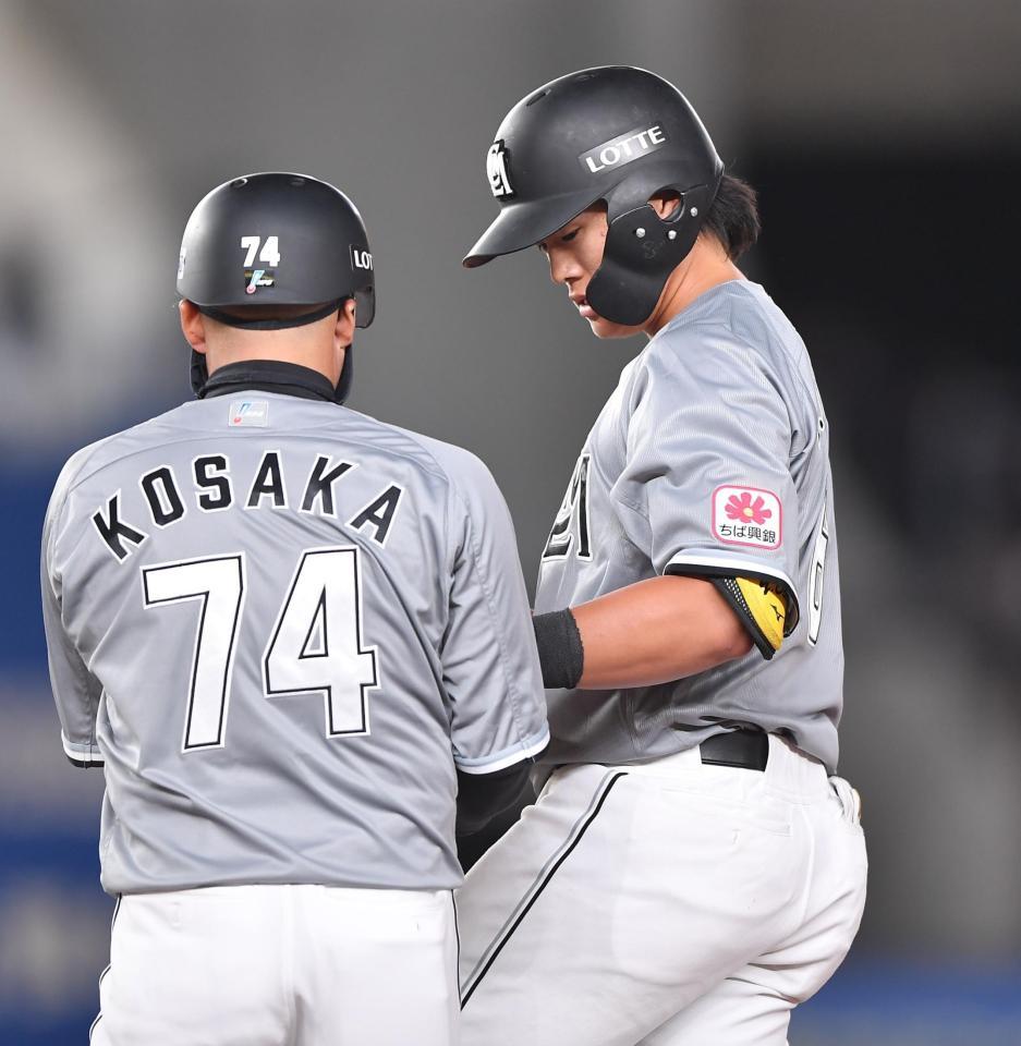 　７回、プロ初安打となるショート内野安打を放ち出塁した山本（右）。左は小坂コーチ（撮影・開出牧）