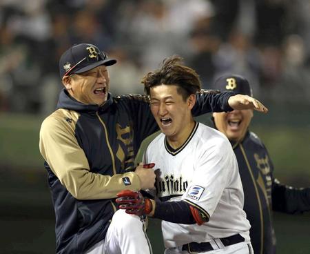 　９回、サヨナラ２ランを放った紅林を手荒く祝福する中嶋監督（撮影・山口登）