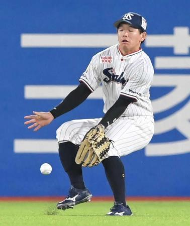 　９回、ノイジーの打球を捕り損ねる並木（撮影・高部洋祐）