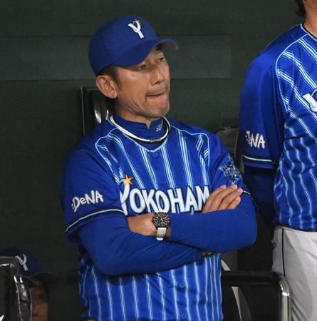 　７回、厳しい表情で試合を見つめる三浦監督