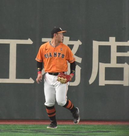 　２回、山本の左飛を捕球した岡本。タッチアップを許す（撮影・佐々木彰尚）