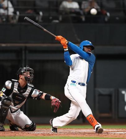 　２回、一塁ベンチ側にファウルを放つハンソン（撮影・中島達哉）