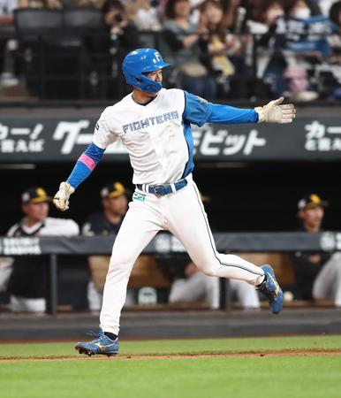 　２回、手を回しながら生還する三走・加藤豪（撮影・中島達哉）