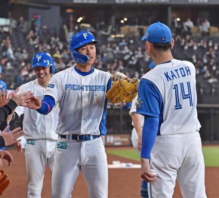 　２回、加藤貴（右）に迎えられる加藤豪（中央）＝撮影・中島達哉