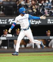 　２回、手を回しながら生還する三走・加藤豪（撮影・中島達哉）