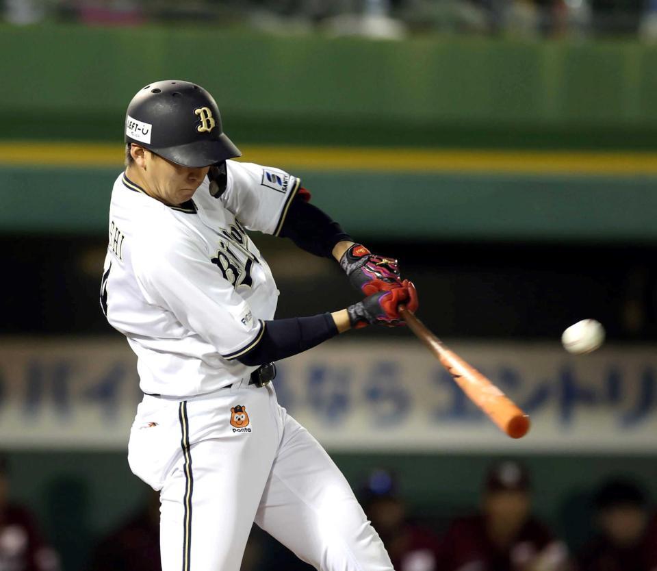 　９回、サヨナラ２ランを放つ紅林