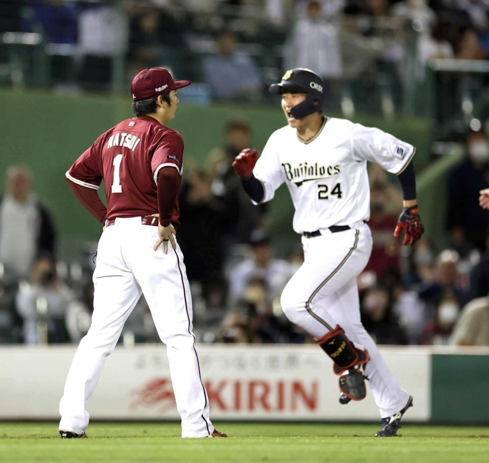 　９回、紅林（右）にサヨナラ２ランを浴びてガックリの松井裕（撮影・山口登）