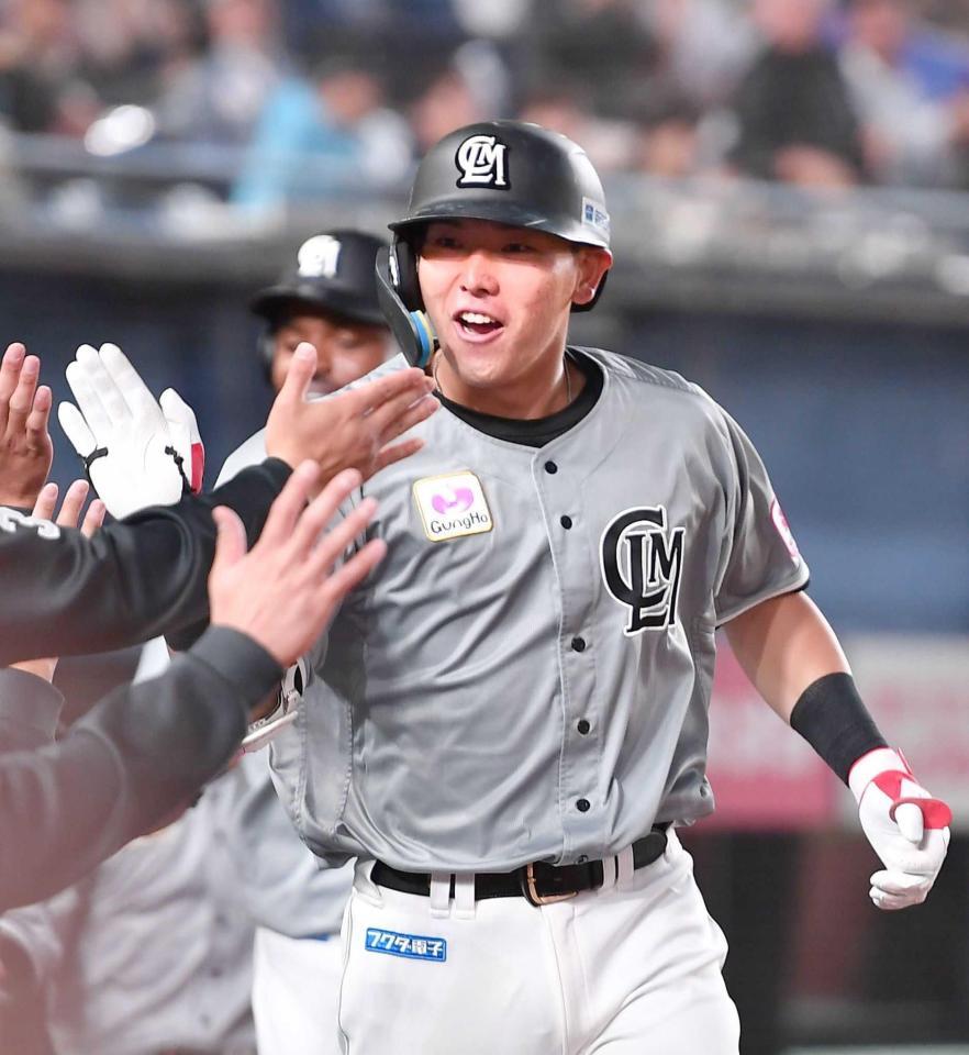 　３回、２打席連続の３ランを放ちナインとタッチを交わす安田（撮影・開出牧）
