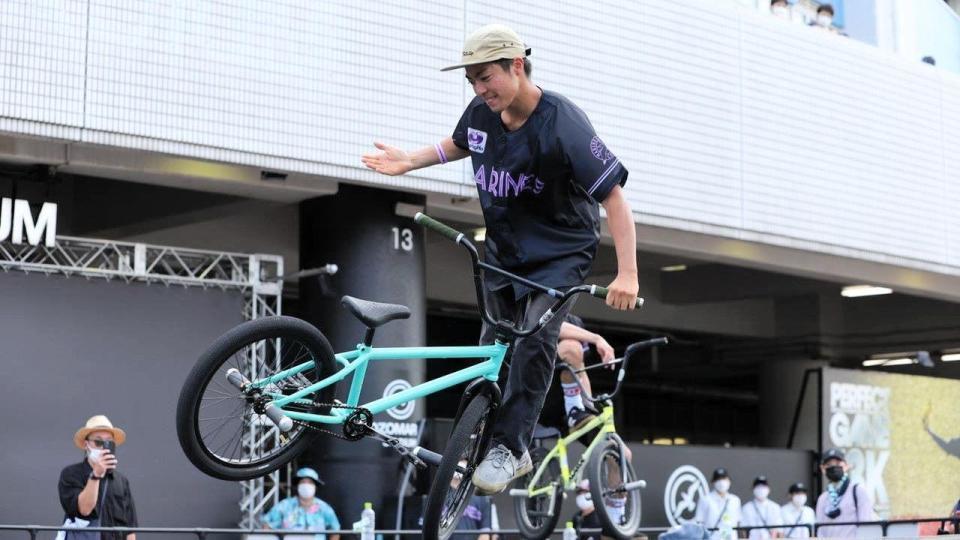 　ＢＭＸ　ＦＬＡＴＬＡＮＤのパフォーマンスを披露する荘司ゆう（球団提供）