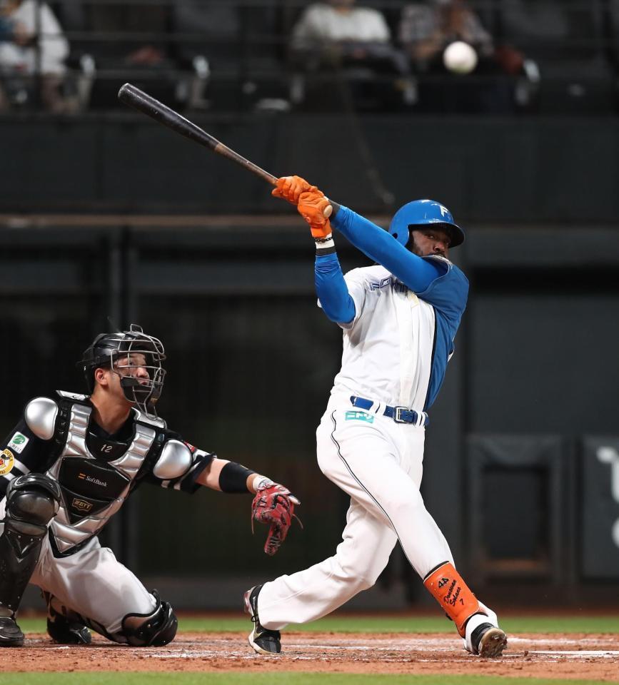 　２回、一塁ベンチ側にファウルを放つハンソン（撮影・中島達哉）