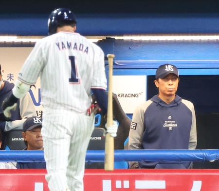 　延長１０回、三振に倒れ肩を落とす山田（左）の横で固い表情の高津監督（撮影・吉澤敬太）