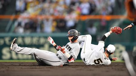 　３回、坂本（左）はレフトへ先制適時打を放つも二塁でアウトになる。右は二塁手・中野（撮影・中田匡峻）