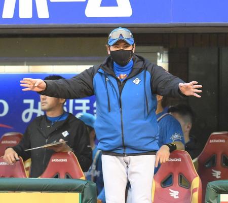　１回、野村の一塁アウトを巡ってリプレー検証を要求する新庄監督（撮影・伊藤笙子）