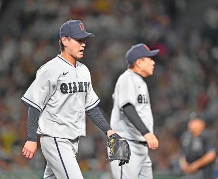 　７回、降板する鈴木康。後方は原監督（撮影・中田匡峻）