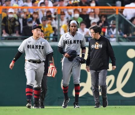 　４回、大山の打球を好捕したブリンソン（右から２人目）。左端は左翼手・岡本和（撮影・中田匡峻）