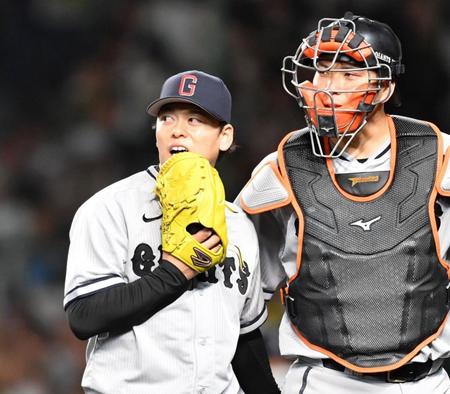 　７回、木浪に勝ち越し犠飛を浴びた高梨（左）と大城卓のバッテリー（撮影・中田匡峻）