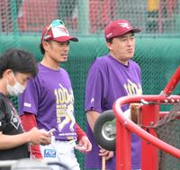 　試合前、打撃練習を見つめる石井監督（右）と今江コーチ（撮影・伊藤笙子）