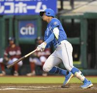 　１回、センターへ先制犠飛を放つ万波（撮影・伊藤笙子）