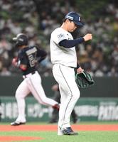 　３回、松本は紅林（左）に３号２ランを打たれる（撮影・佐藤厚）