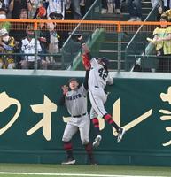 　４回、大山の打球を好捕するブリンソン（撮影・飯室逸平）