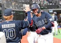 　３回、紅林（右）は左越えに３号２ランを放ち、大城（左）に迎えられる（撮影・佐藤厚）