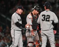 　７回、鈴木康（右）に降板を告げる原監督