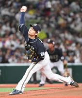 　西武打線を相手に力投する山岡（撮影・佐藤厚）