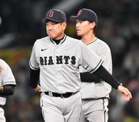 　７回、打席に木浪を迎え、鈴木康（後方）を降板させた原監督（撮影・中田匡峻）