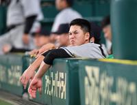 　６回、犠打を失敗した秋広はベンチで悔しそうな表情を見せる（撮影・中田匡峻）