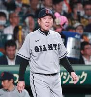 　７回、鈴木康の降板を告げにベンチを出る原監督