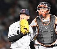 　７回、木浪に勝ち越し犠飛を浴びた高梨（左）と大城卓のバッテリー（撮影・中田匡峻）