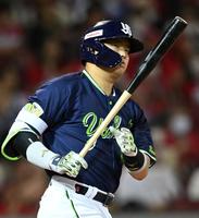 　４回、空振り三振に倒れる村上（撮影・田中太一）