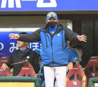 　１回、野村の一塁アウトを巡ってリプレー検証を要求する新庄監督（撮影・伊藤笙子）