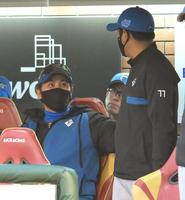 　１回、重盗で追加点をあげ、笑顔の新庄監督（左）＝撮影・伊藤笙子