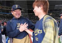 　今季初勝利を挙げた山岡（右）を祝福する中嶋監督（撮影・佐藤厚）