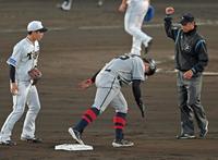 　４回、二盗に失敗する岡本和（撮影・立川洋一郎）