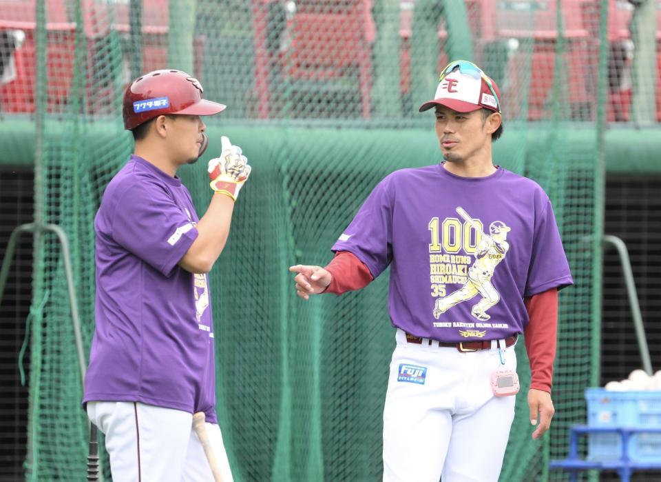 　試合前に浅村（左）とコミュニケーションをとる今江コーチ（撮影・伊藤笙子）